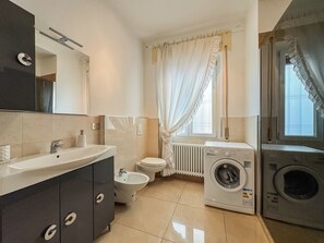 Regadera, secadora de cabello, bidet, toallas 