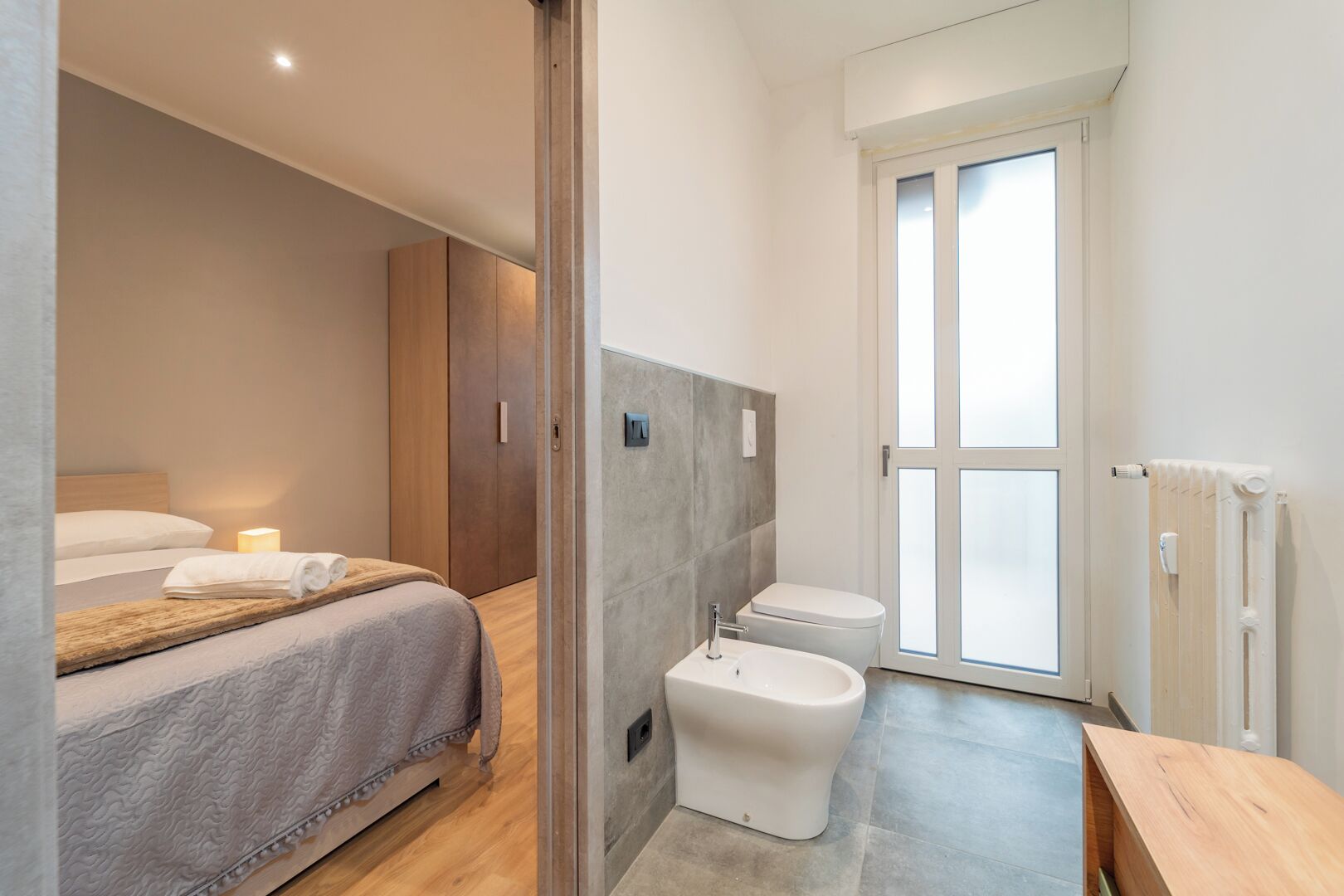 Douche, sèche-cheveux, bidet, serviettes fournies