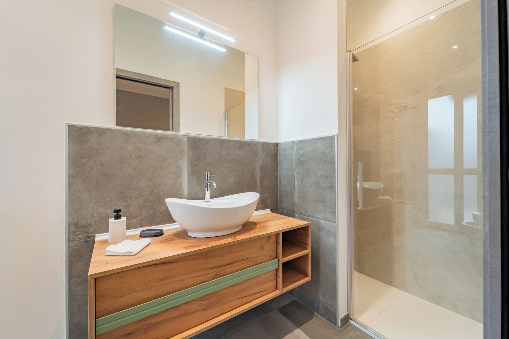 Doccia, asciugacapelli, bidet, asciugamani