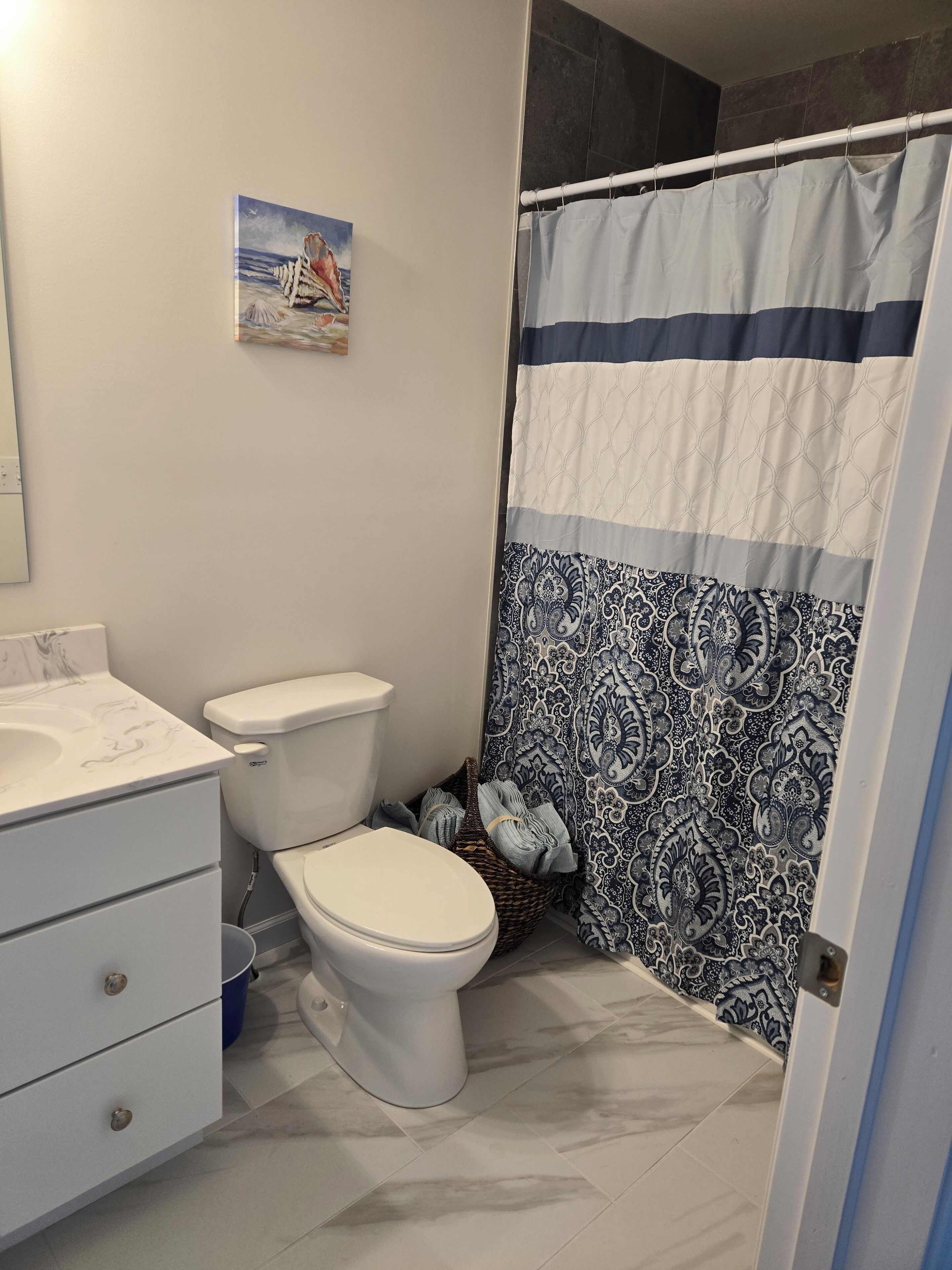 淋浴设施、毛巾、肥皂、卫生纸