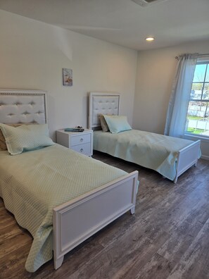 3 bedrooms, free WiFi, bed sheets - Narragansett Pier - 400 yards from Ocean-New Build-3 bed/bath condo with AC/WiFi (Narragansett)
