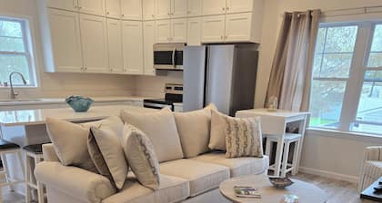 Narragansett Pier - 400 yards from Ocean-New Build-3 bed/bath condo with AC/WiFi