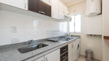 Refrigerador con congelador, microondas y parrilla de estufa