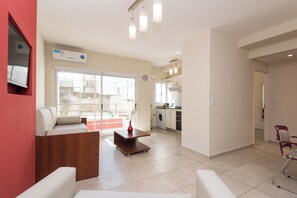 42-inch Smart TV with cable channels - Apart Hotel Independencia - Luz y Fuerza (Buenos Aires)