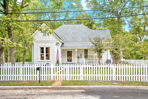 Beautiful 2-bedroom Victorian cottage for 6 near lake, casino, and downtown!