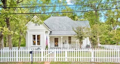 Beautiful 2-bedroom Victorian cottage for 6 near lake, casino, and downtown!