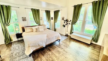 2 makuuhuonetta, työpöytä, silitysrauta/-lauta, ilmainen Wi-Fi