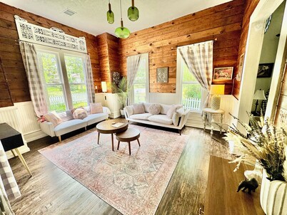 Beautiful 2-bedroom Victorian cottage for 6 near lake, casino, and downtown!