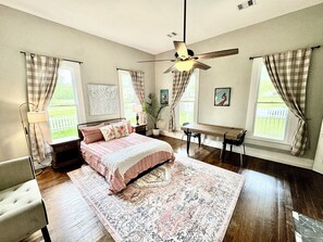 2 bedrooms, desk, iron/ironing board, free WiFi