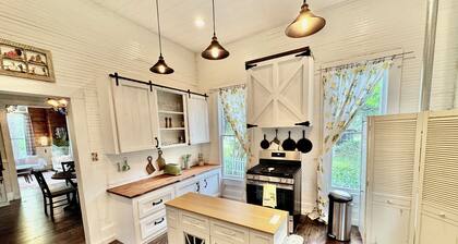 Beautiful 2-bedroom Victorian cottage for 6 near lake, casino, and downtown!