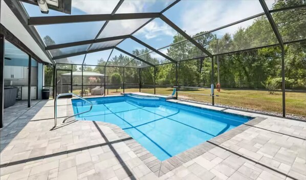 حمّام سباحة مُدفَّأ