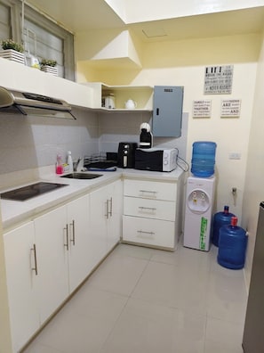 Mini-fridge, microwave, stovetop, cookware/dishes/utensils