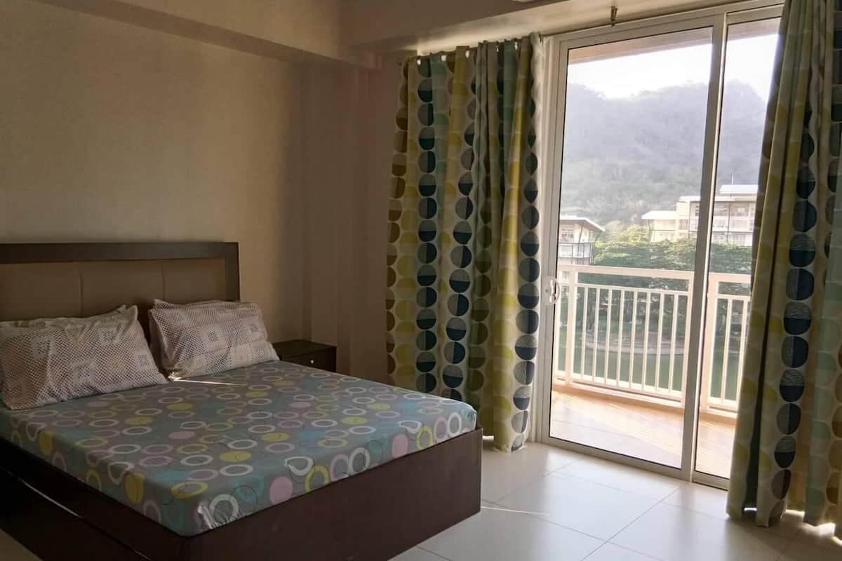 ファミリー スイート | 2 室のベッドルーム、デスク、ノートパソコン用作業スペース