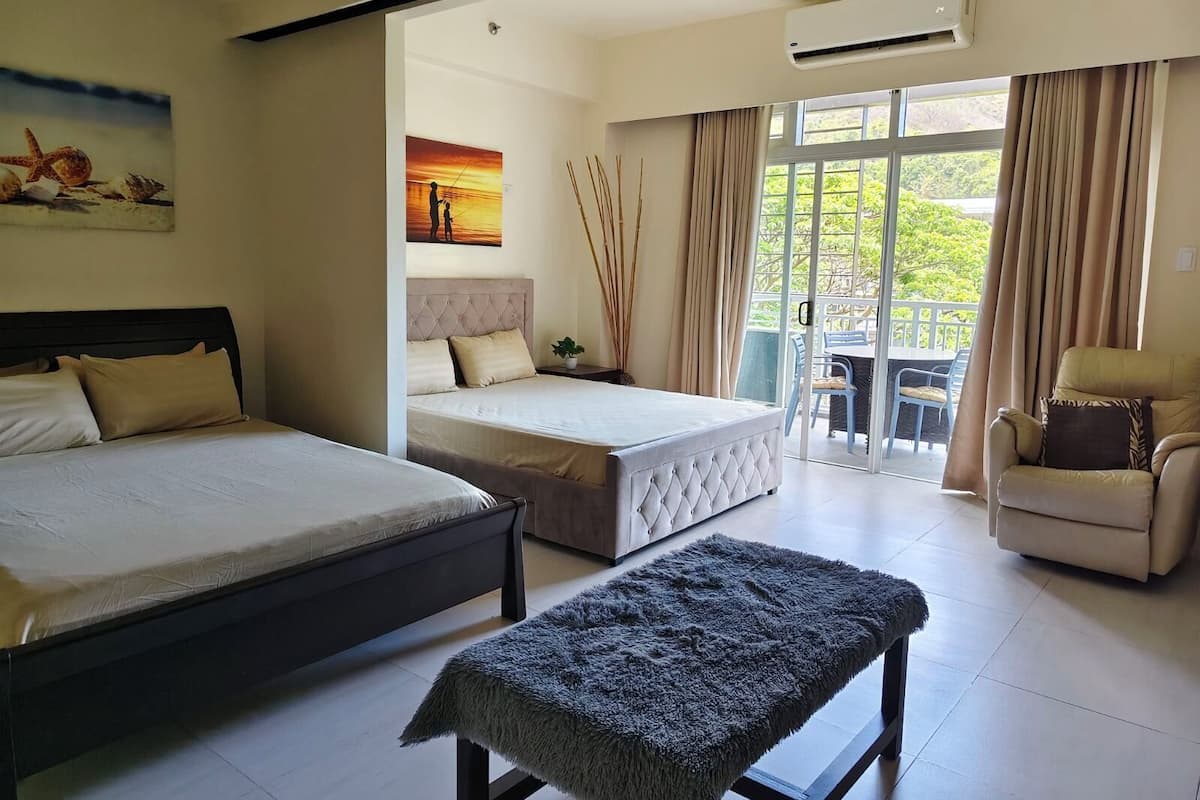 デラックス スイート | 2 室のベッドルーム、デスク、ノートパソコン用作業スペース