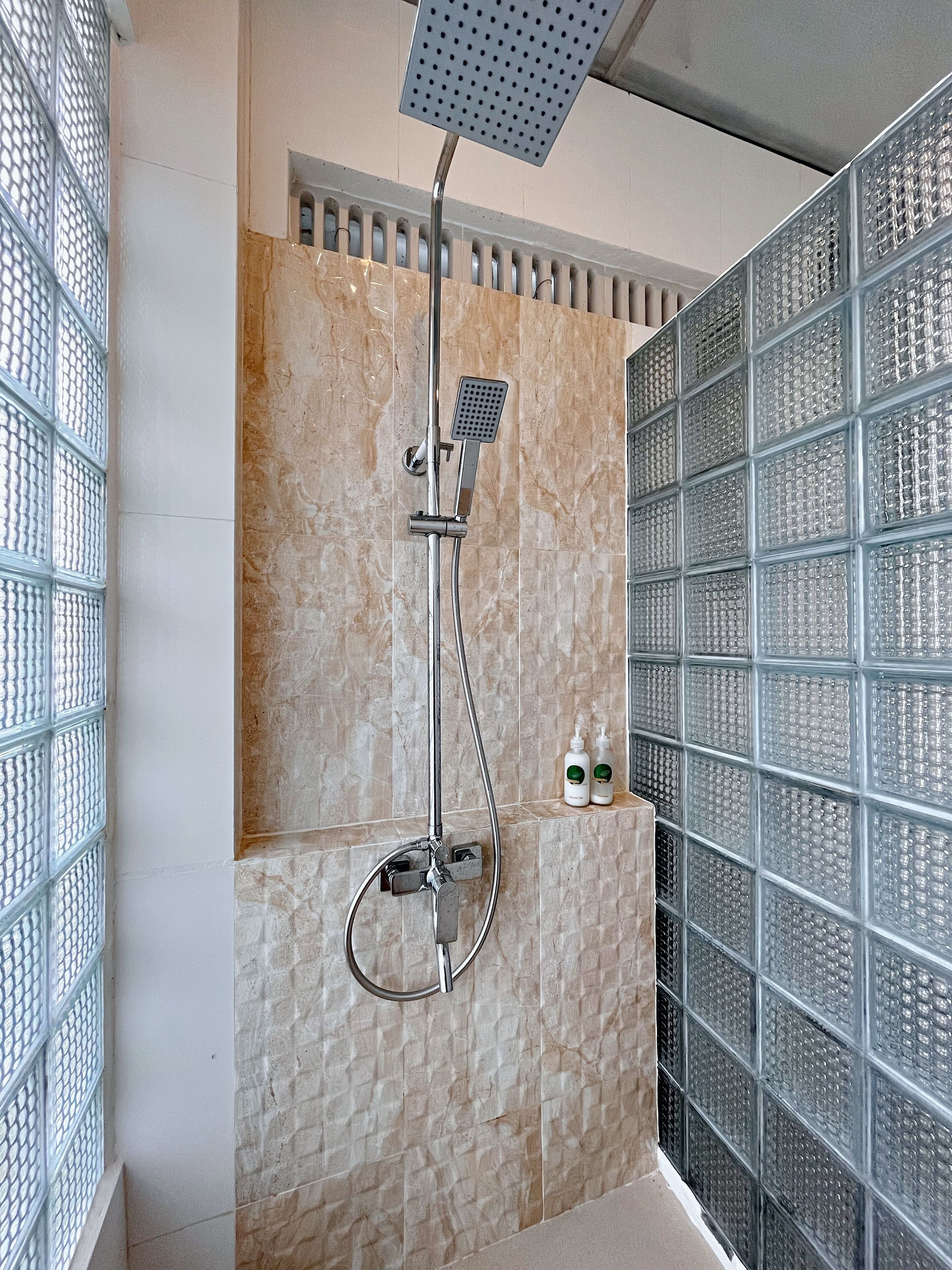 Regadera, secadora de cabello, bidet, toallas 