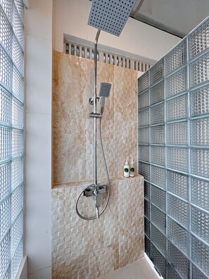 Chuveiro, secador de cabelo, bidê, toalhas de banho