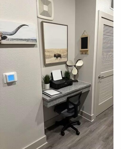 Chic Studio Apartment with AC, WiFi, fitness room in Med Cntr Houston