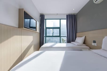 Room. Jitai Hotel (Shanghai Dahua 3rd Road Subway Station)