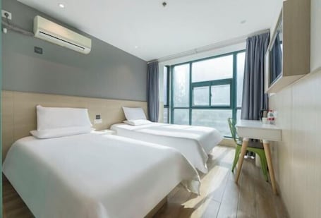 Room. Jitai Hotel (Shanghai Dahua 3rd Road Subway Station)