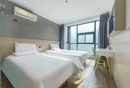 Jitai Hotel (Shanghai Dahua 3rd Road Subway Station)