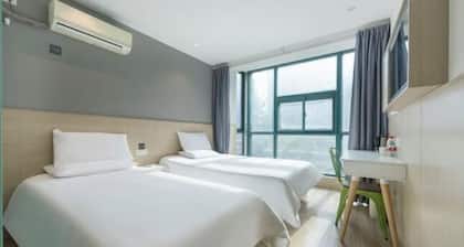 Jitai Hotel (Shanghai Dahua 3rd Road Subway Station)