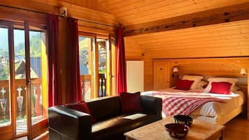 Chambre Quadruple Supérieure, vue montagne | Coin séjour | Télévision