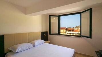 1 bedroom, desk, travel cot, free WiFi