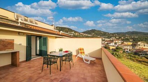 Outdoor dining - Two-room apartment in Capo d'Orlando, large private and panoramic terrace, 450 m from the sea (Capo d'Orlando)