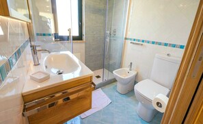 Shower, hair dryer, bidet, towels - Two-room apartment in Capo d'Orlando, large private and panoramic terrace, 450 m from the sea (Capo d'Orlando)