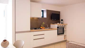 Fridge, oven, stovetop, coffee/tea maker