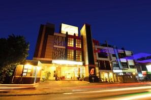 Exterior - QUEEN CITY HOTEL (Banjarmasin)