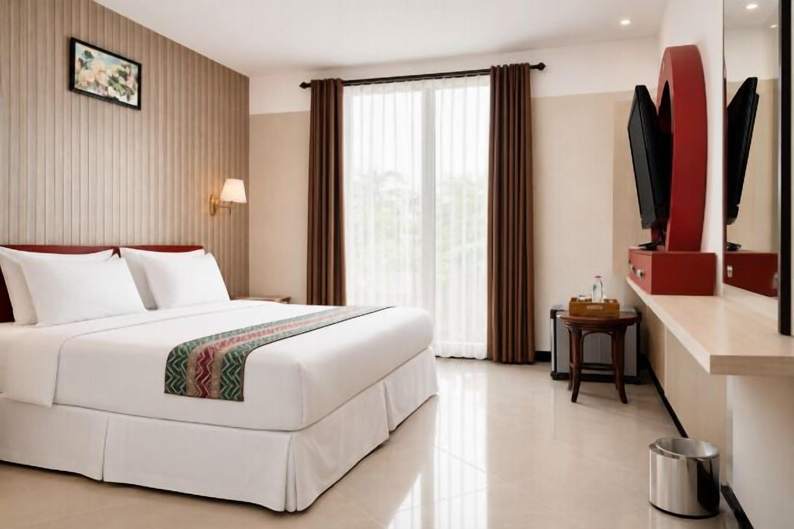 Desk, soundproofing, free WiFi, bed sheets
