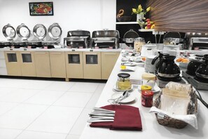 Free daily buffet breakfast  - QUEEN CITY HOTEL (Banjarmasin)