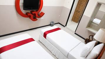 Standard Twin Room | Desk, laptop workspace, soundproofing, free WiFi