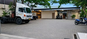 Accessible parking - QUEEN CITY HOTEL (Banjarmasin)