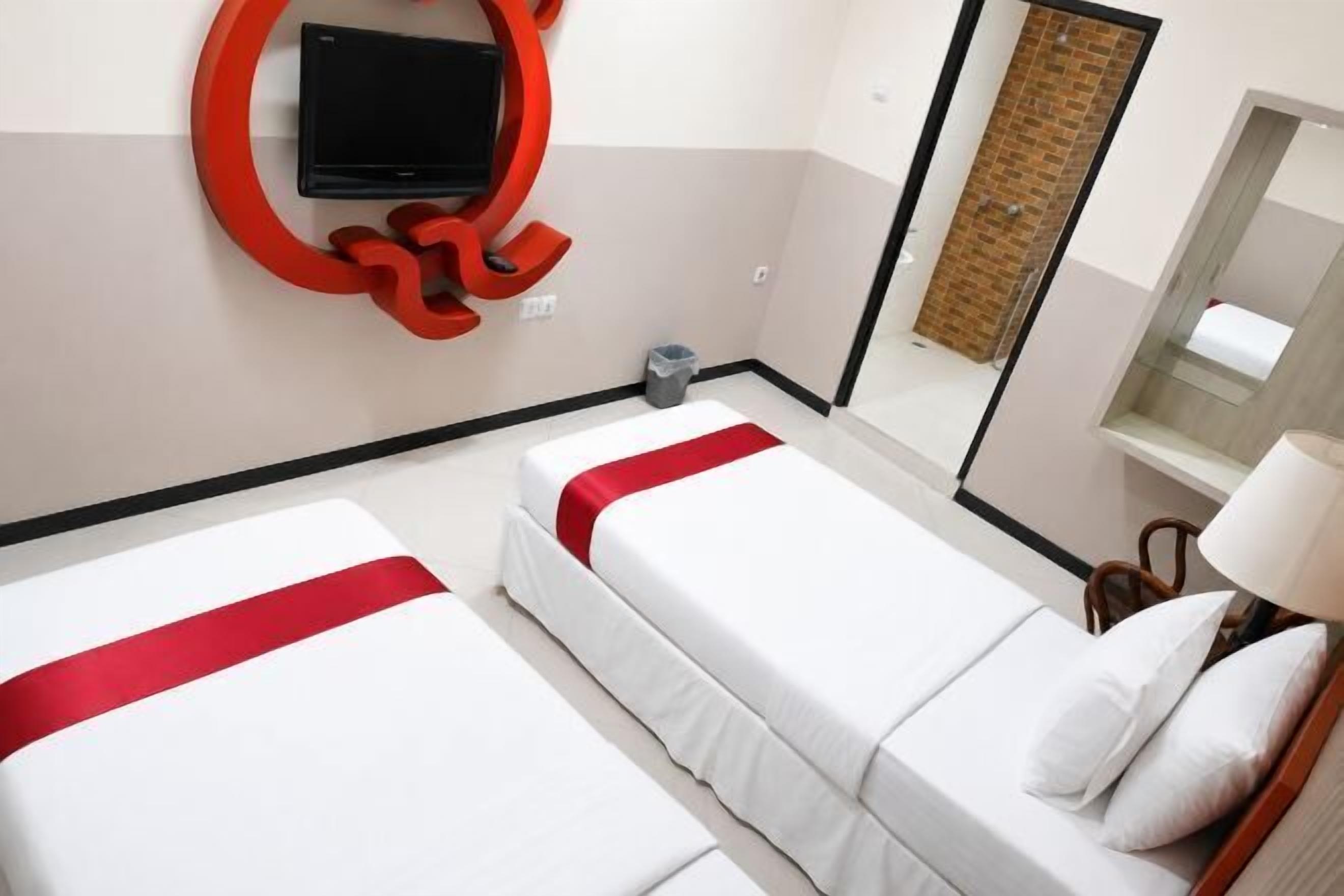 Desk, soundproofing, free WiFi, bed sheets