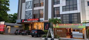 Exterior - QUEEN CITY HOTEL (Banjarmasin)