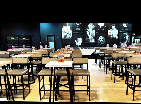 Bar (on property) - QUEEN CITY HOTEL (Banjarmasin)