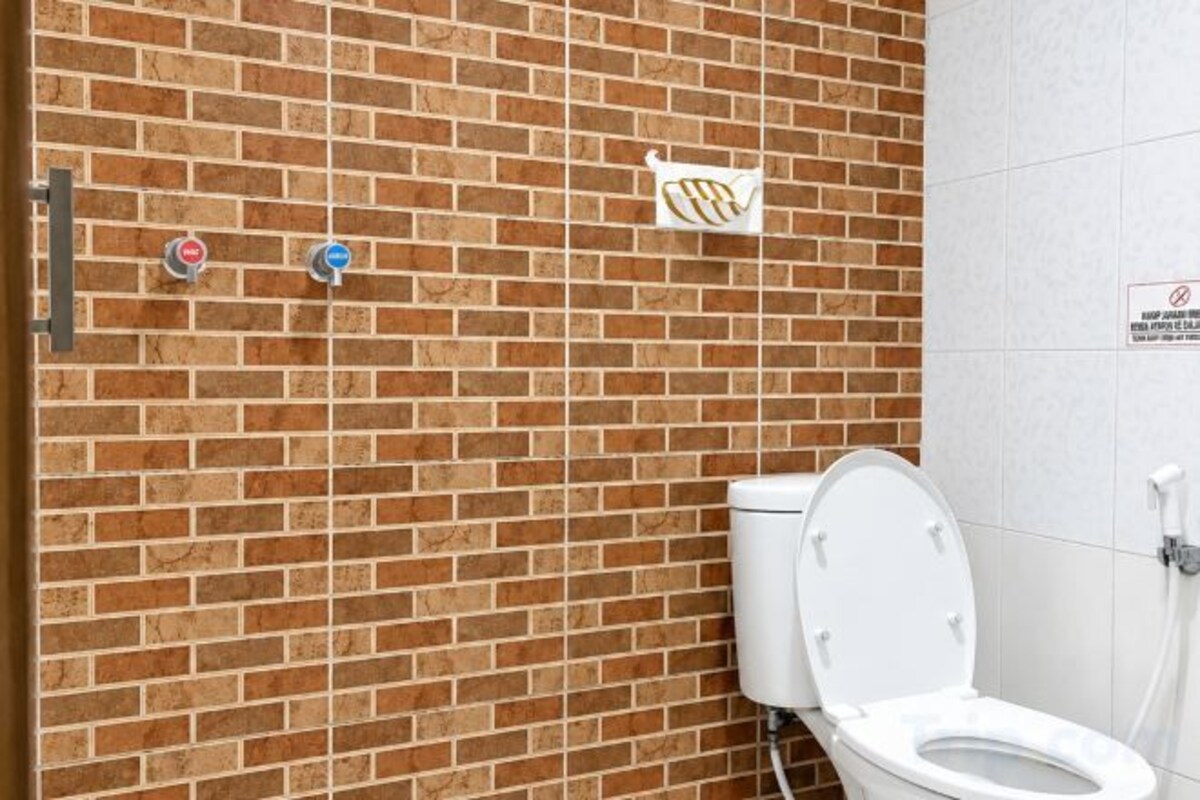 Shower, free toiletries, towels, soap