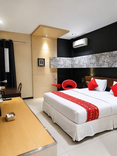 QUEEN CITY HOTEL