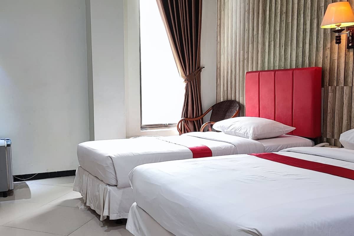 Escritorio, wifi gratis y ropa de cama