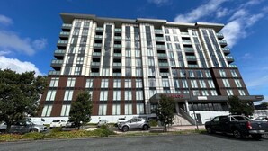 Un hotel a più piani dal design moderno, con un grande cartello 'YAMAHA' sulla facciata.