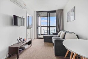 TV - Neighborhood Hideaway with Air-con and Deck (Auckland South)