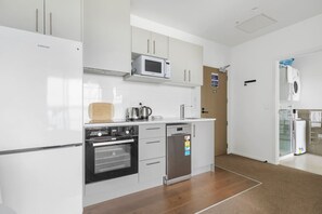 Fridge, microwave, stovetop, dishwasher - Neighborhood Hideaway with Air-con and Deck (Auckland South)
