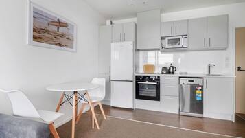 Fridge, microwave, stovetop, dishwasher