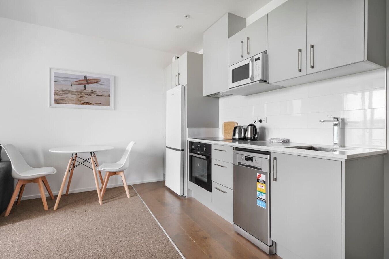 Kjøleskap, mikrobølgeovn, kokeplater og oppvaskmaskin