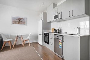 Fridge, microwave, stovetop, dishwasher - Neighborhood Hideaway with Air-con and Deck (Auckland South)