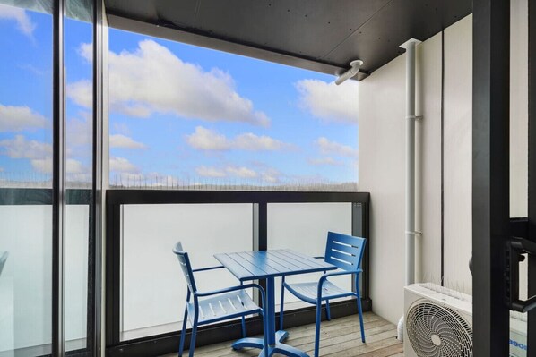 Outdoor dining - Neighborhood Hideaway with Air-con and Deck (Auckland South)