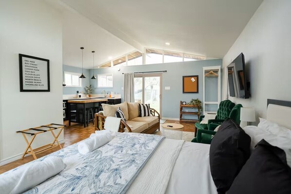 1 bedroom, iron/ironing board, travel crib, free WiFi - Peace and Sun in Paloma Casita a block from Corpus Christi Bay. (Corpus Christi)