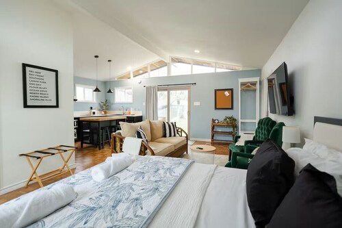 Peace and Sun in Paloma Casita a block from Corpus Christi Bay.